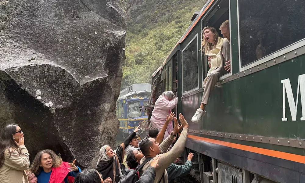 পেরুতে ২ ট্রেনের মুখোমুখি সংঘর্ষ, চালক নিহত