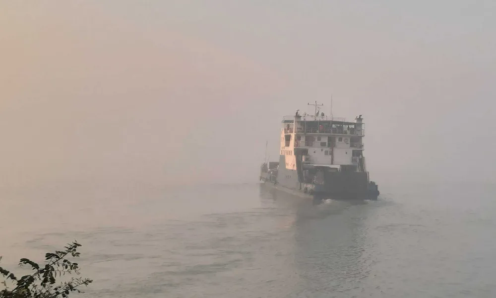 ঘন কুয়াশায় দৌলতদিয়া-পাটুরিয়া নৌরুটে ফেরি চলাচল বন্ধ