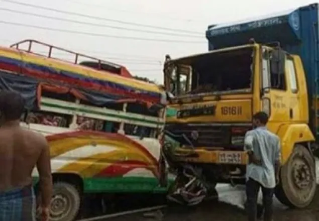 নরসিংদীতে কাভার্ডভ্যান-লেগুনা সংঘর্ষে নিহত বেড়ে ৫