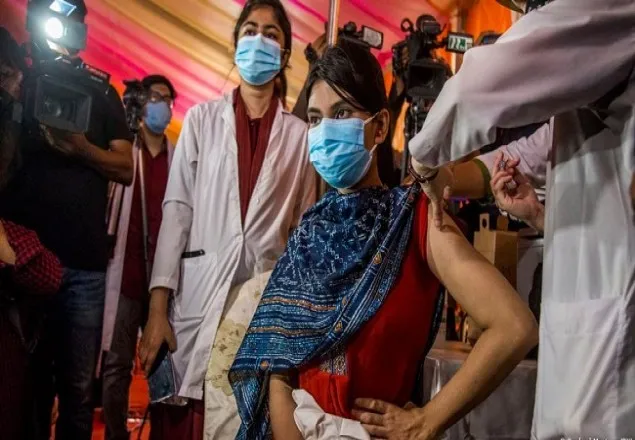 বাংলাদেশে আশ্রয় পাওয়া রোহিঙ্গারাও পাচ্ছে করোনার টিকা