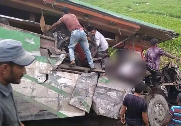 রংপুরে দুই বাসের মুখোমুখি সংঘর্ষে নিহত ৬, আহত ৫০