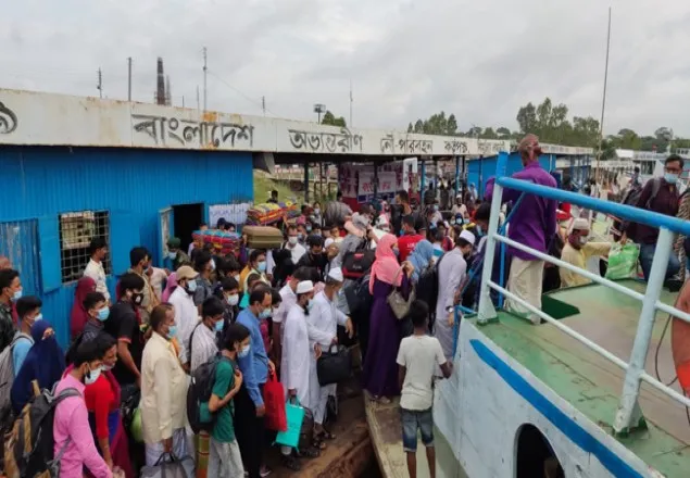 ঘরমুখো মানুষের ঢল, মানছে না স্বাস্থ্যবিধি