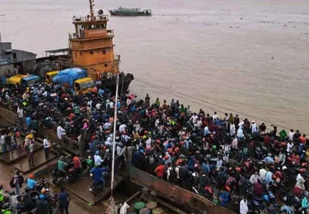 পাটুরিয়া ঘাটে ঘরমুখো মানুষের উপচেপড়া ভিড়