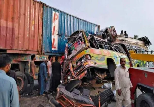 পাকিস্তানে বাস-ট্রাক সংঘর্ষে ৩০ জন নিহত, আহত ৪০