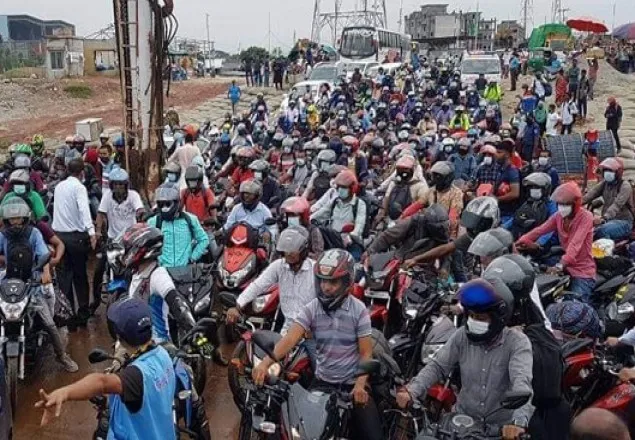 দীর্ঘ যানজটে নাকাল ঈদে ঘরমুখো মানুষ