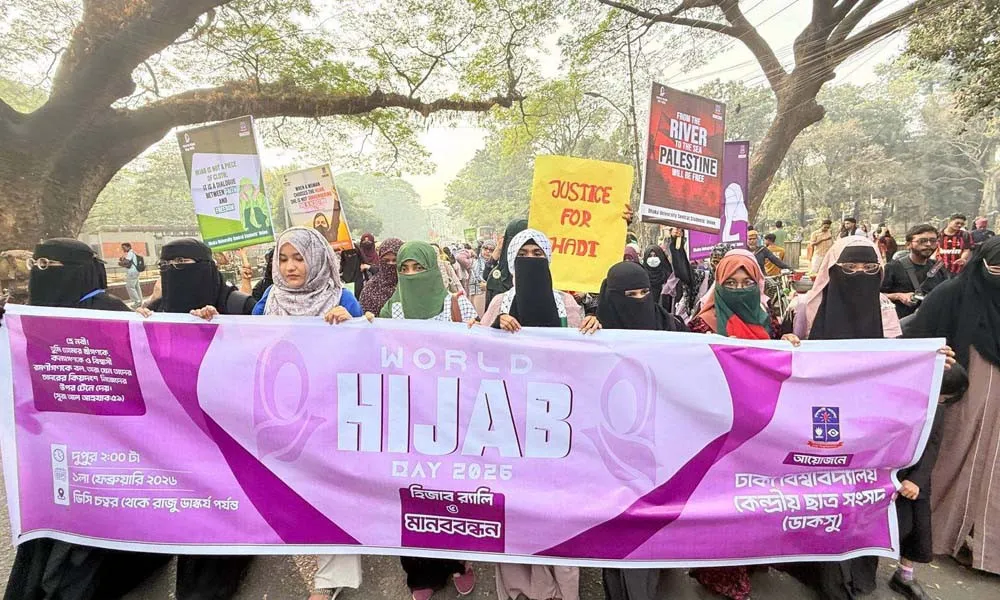 ১২০০ শিক্ষার্থীকে  হিজাব উপহার দিল ডাকসু