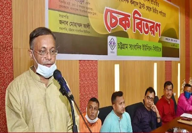 যে কথা বলতে ভয় পায় সাংবাদিকরা তার মুখে ভাষা দিতে পারেন: তথ্যমন্ত্রী