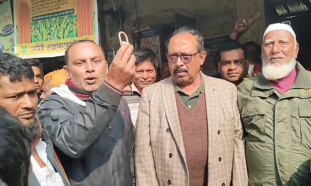 ভোটে জিতেই কার্যক্রম নিষিদ্ধ আ. লীগের অফিস খুলে দিলেন বিএনপি নেতা