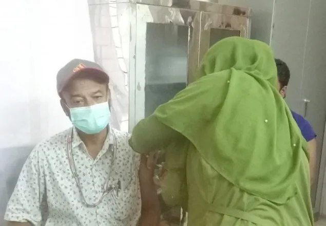 করোনার টিকা নিলেন মাগুরার সাংবাদিক সাইফুল্লাহ