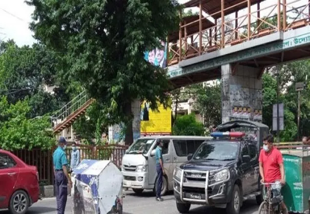 কঠোর লকডাউনের তৃতীয় দিন চলছে