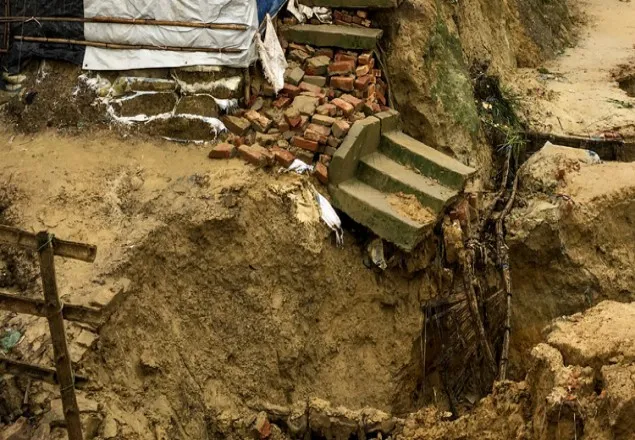 উখিয়ায় রোহিঙ্গা ক্যাম্পে পাহাড় ধসে নিহত ৬