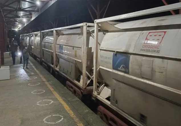 ভারত থেকে ট্রেনে এলো ২০০ মেট্রিক টন অক্সিজেন