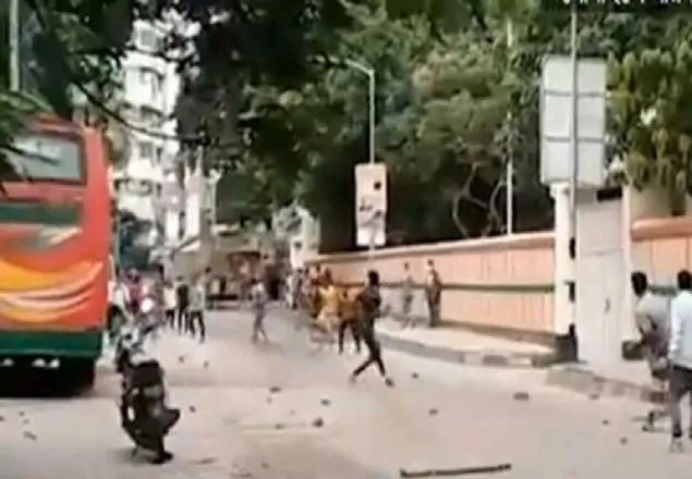 রাজধানীতে থানার সামনে স্বেচ্ছাসেবক লীগের দু’গ্রুপের সংঘর্ষ (ভিডিও)