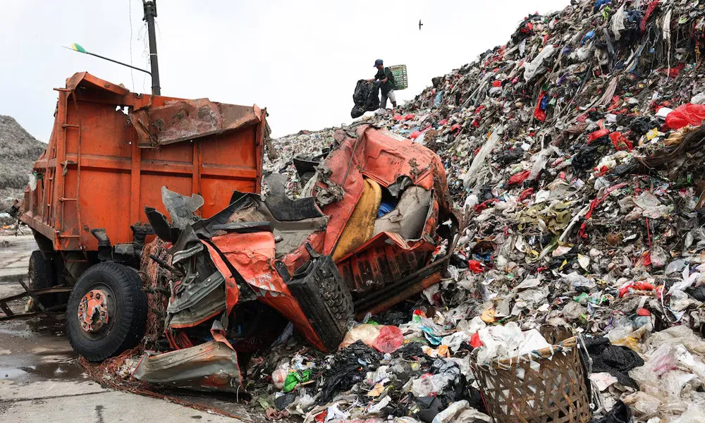 ইন্দোনেশিয়ায় আবর্জনার স্তুপ ধসে নিহত অন্তত ৪