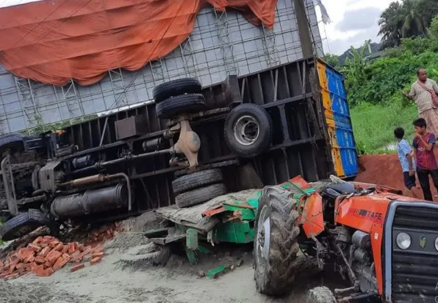 কুমিল্লায় কাভার্ডভ্যানের ধাক্কায় নিহত ৩
