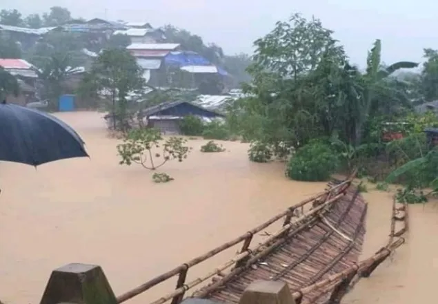 কক্সবাজারে পানিবন্দি ৩ লক্ষাধিক মানুষ, বন্যা-পাহাড় ধসে মৃত্যু ২০