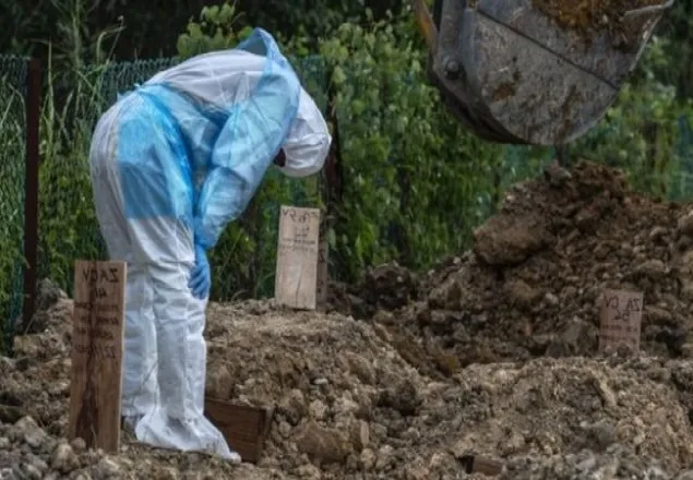 করোনা ভাইরাসে বিপর্যস্ত মালয়েশিয়ায় বিধিনিষেধ তুলে নেয়ায় ক্ষোভ