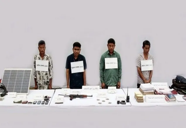অস্ত্রসহ সেনাবাহিনীর হাতে ৪ সন্ত্রাসী আটক