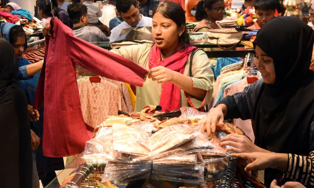 রাতে দোকান-শপিং মল খোলা রাখার সময়সীমা বাড়ানোর দাবি