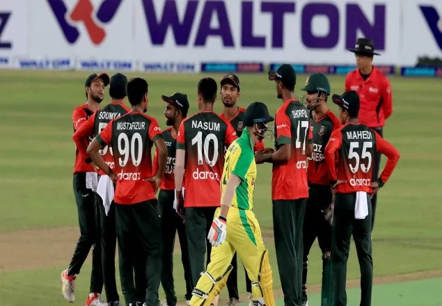 অস্ট্রেলিয়াকে ১২১ রানেই আটকে দিয়েছে মোস্তাফিজরা