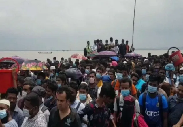 শিমুলিয়া-বাংলাবাজার নৌরুটে ঢাকামুখী যাত্রীর ভিড়