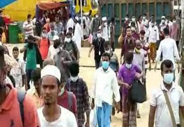 শিমুলিয়াঘাটে যানবাহনের দীর্ঘ সারি, ঢাকামুখী মানুষের ঢল