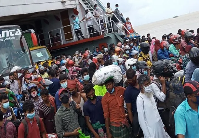 লঞ্চ ও ফেরিতে মানুষের উপচে পড়া ভিড় 