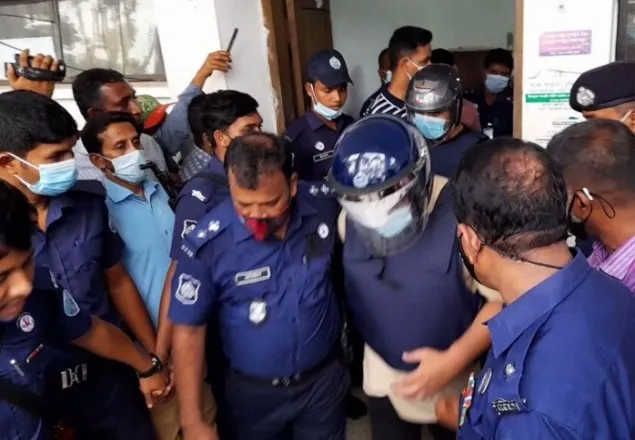 স্বর্ণের বার লুটের মামলায় ডিবির ৬ কর্মকর্তা রিমান্ডে