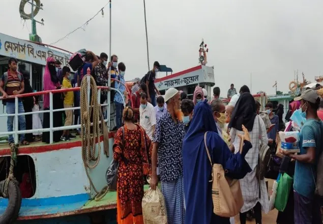 শিমুলিয়া-বাংলাবাজার নৌরুটে পারাপারের অপেক্ষায় ৪ শতাধিক যান