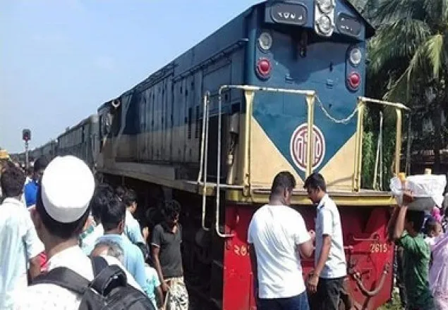 গাজীপুরে কমিউটার ট্রেন লাইনচ্যুত, উত্তরে যোগাযোগ বন্ধ