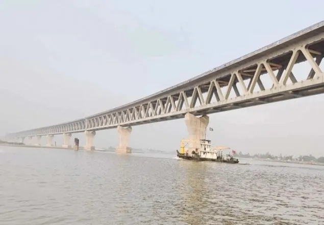 পদ্মা সেতুর ১০ নম্বর পিলারে আবারো ফেরির ধাক্কা
