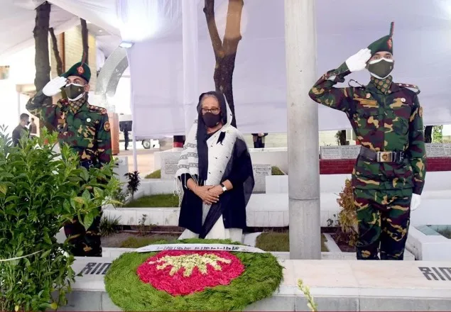 নিহত স্বজনদের সমাধিতে প্রধানমন্ত্রীর শ্রদ্ধা