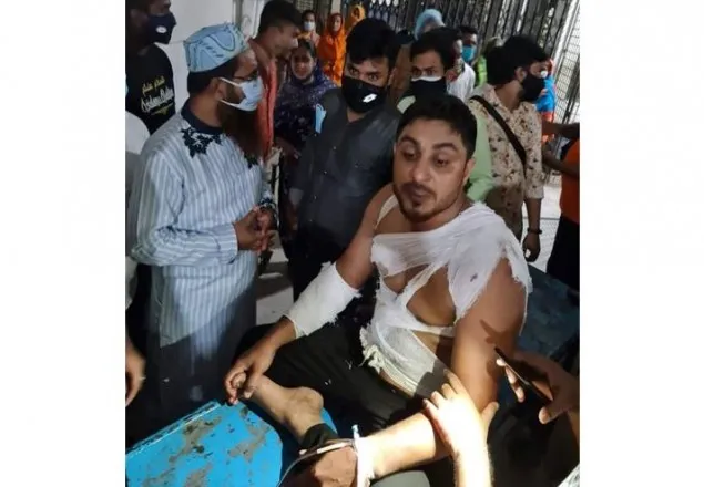 হাসপাতালে সাংবাদিককে কোপাল ছাত্রলীগের নেতাকর্মীরা
