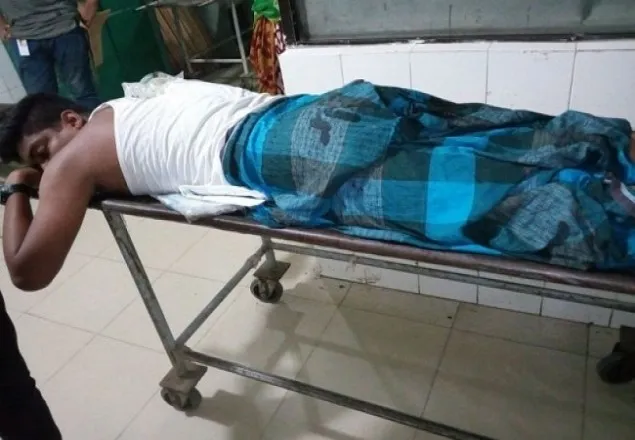 পুলিশের ছোড়া গুলিতে আহত পুলিশ 