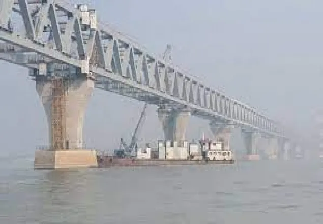 পদ্মা সেতুর পিলারে ধাক্কা সামলাতে ফেরিতে লাগানো হচ্ছে রাবার