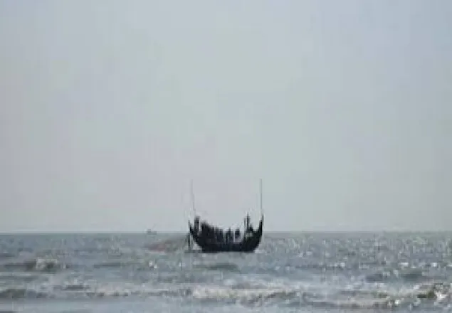 সাগরে রোহিঙ্গাবোঝাই ট্রলারডুবি, নিহত বেড়ে ১৩