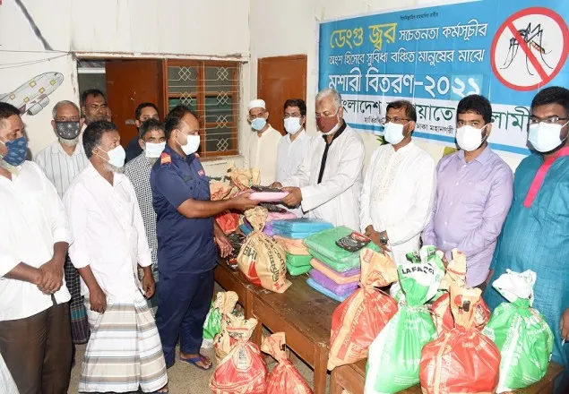 মগবাজারে নিরাপত্তা প্রহরীদের মাঝে ডেংগু সচেতনতায় জামায়াতের মশারী-কয়েল বিতরণ