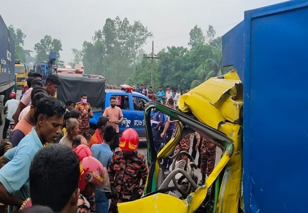 বাস ও কাভার্ড ভ্যানের মুখোমুখি সংঘর্ষে নিহত ১, আহত ৫ 