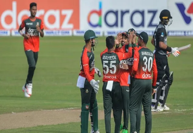 সব উইকেট হারিয়ে নিউজিল্যান্ডের ৯৩ রান