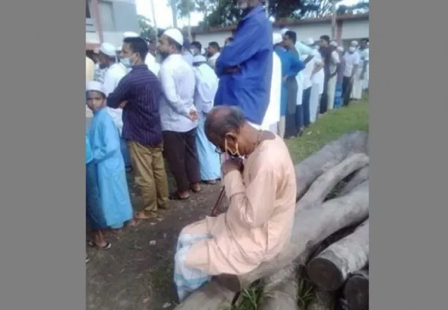 বন্ধুত্বের বন্ধন, শেষযাত্রায় বন্ধুর জানাজার মাঠে সুধীর বাবু