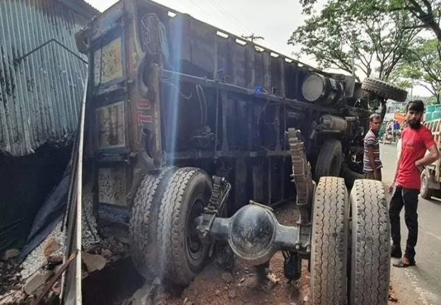 কুমিল্লায় ট্রাকচাপায় নিহত ৩