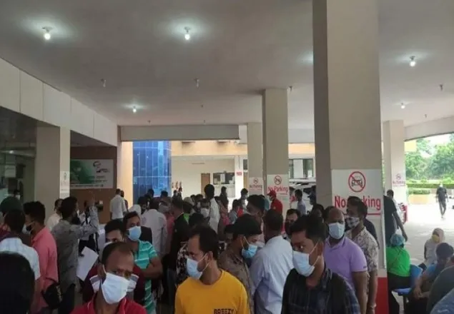টিকা না পেয়ে ঢাকা মেডিক্যাল কেন্দ্রে প্রবাসীদের বিক্ষোভ