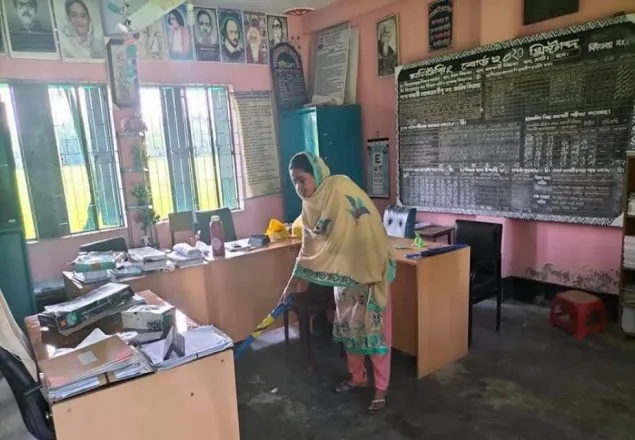 শিক্ষকরাই ধুয়ে মুছে প্রস্তুত করছেন বিদ্যালয়