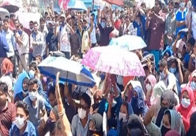 জাতীয় বিশ্ববিদ্যালয়ের সামনে শিক্ষার্থীদের বিক্ষোভ