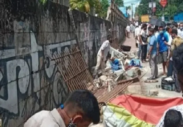 বাংলাদেশ ব্যাংকের সীমানা প্রাচীর ধসে পড়েছে