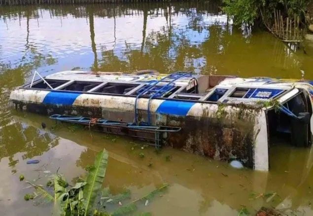 সুনামগঞ্জে বাস নিয়ন্ত্রণ হারিয়ে খাদে পড়ে আহত ৩০