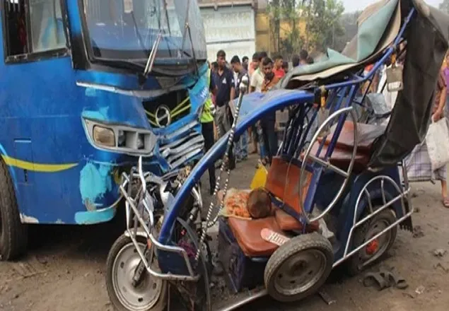 বাসের ধাক্কায় অটোরিকশার ২ যাত্রী নিহত