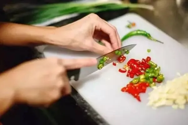 মরিচ কাটার পর হাত জ্বালা করলে করনীয়