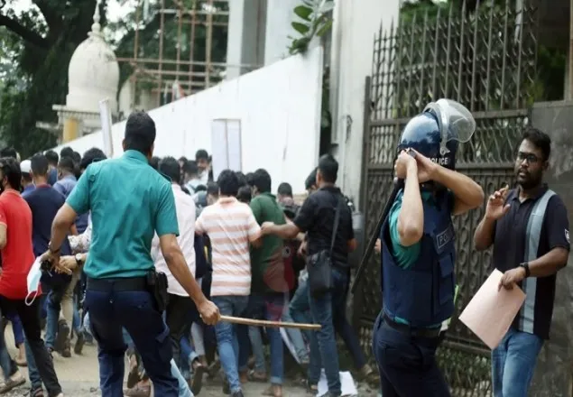 ই-অরেঞ্জ গ্রাহকদের মিছিলে পুলিশের লাঠিচার্জ, আহত ১০