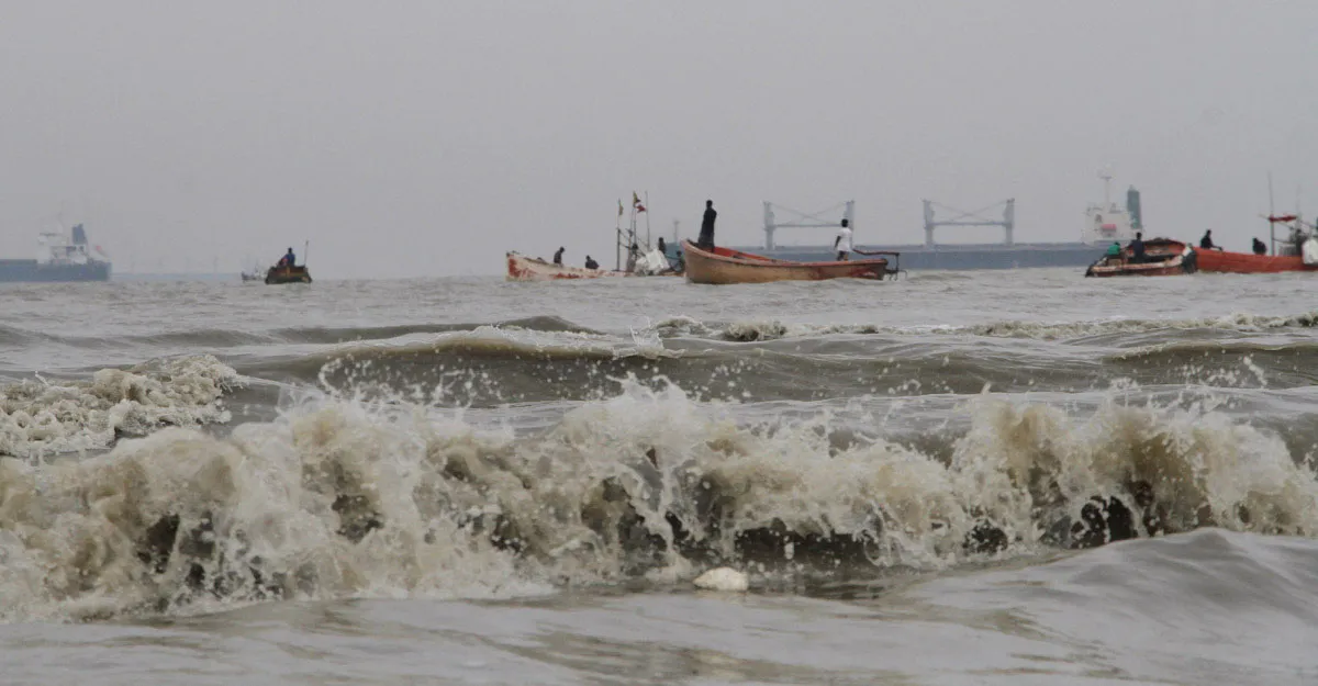 মিরসরাইয়ে ড্রেজার ডুবে ৮ শ্রমিক নিখোঁজ